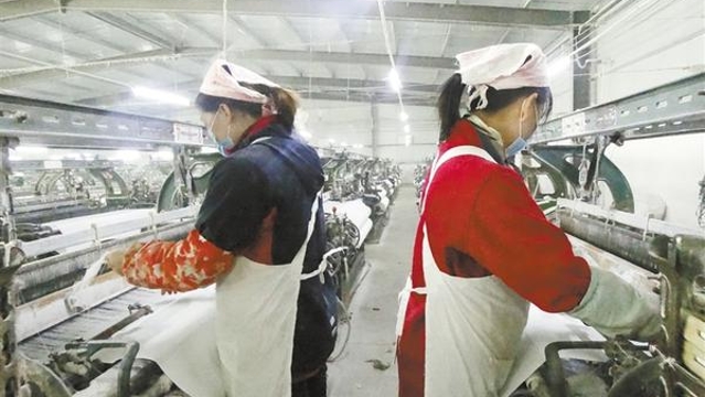 沈丘縣周營鎮紡織企業扶貧車間忙